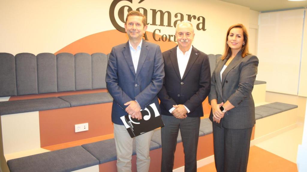 Antonio Couceiro, en el centro, en la presentación del nuevo centro de formación de la Cámara de A Coruña.