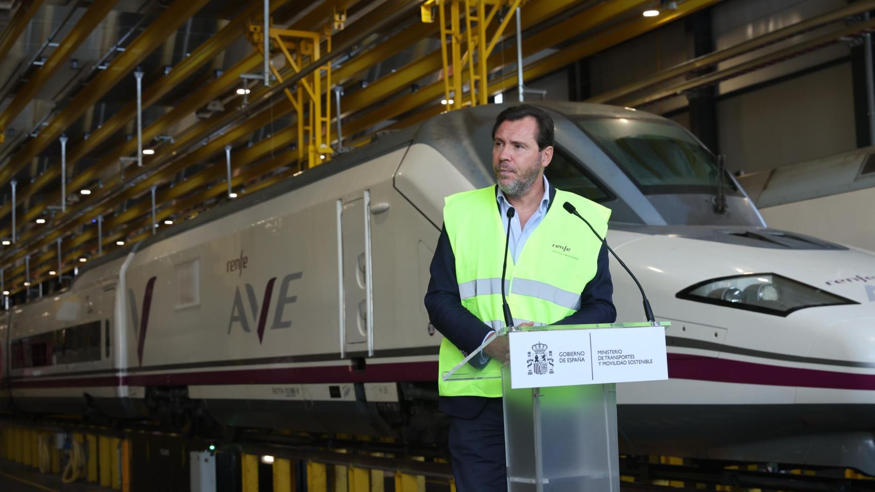 El Ministro de Transportes, Óscar Puente, visita el nuevo taller de Renfe de alta velocidad de Fuencarral II, en Madrid.