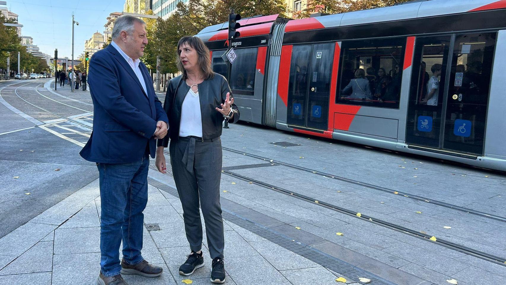 Lola Ranera y Gómez Gámez (PSOE), en la plaza España.
