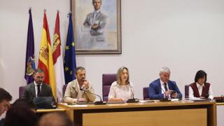 Ana Guarinos, alcaldesa de Guadalajara, en el centro de la fotografía.