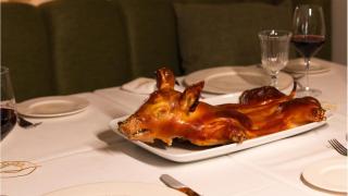 El restaurante de la Torre Picasso que crea el nuevo ritual del cochinillo castellano cada fin de semana