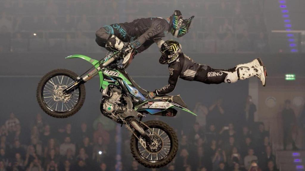 Dos pilotos en plena actuación de acrobacias.