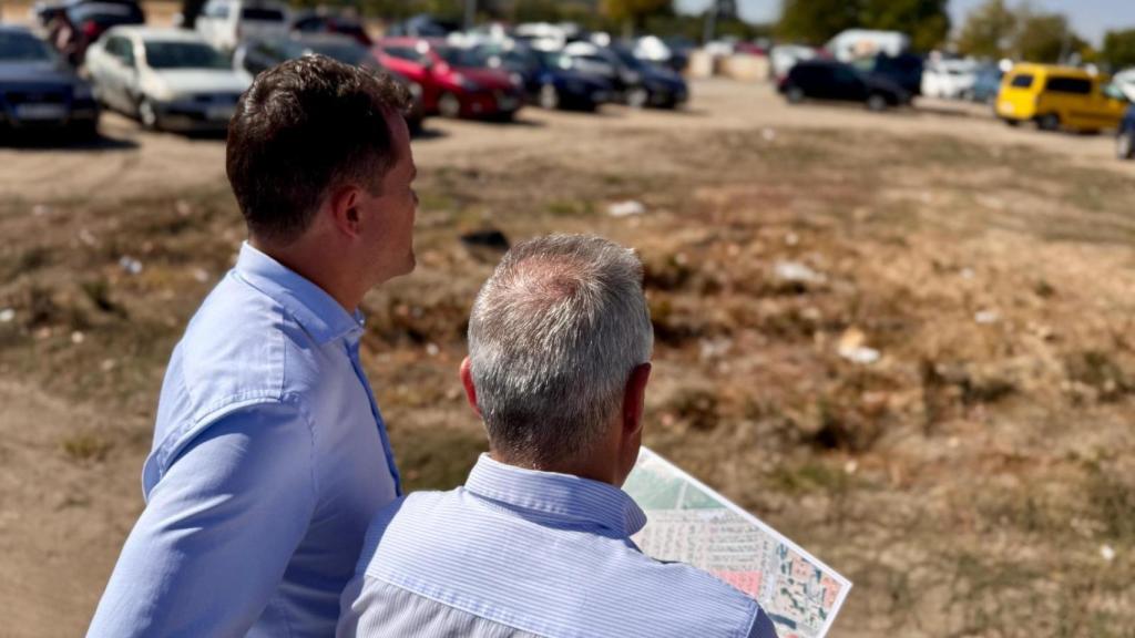 El alcalde de Toledo, Carlos Velázquez (i), en el aparcamiento de Santa Teresa.