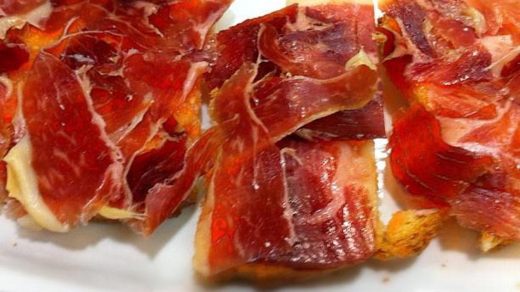 Tostas de jamón ibérico. Demi / Wikimedia commons