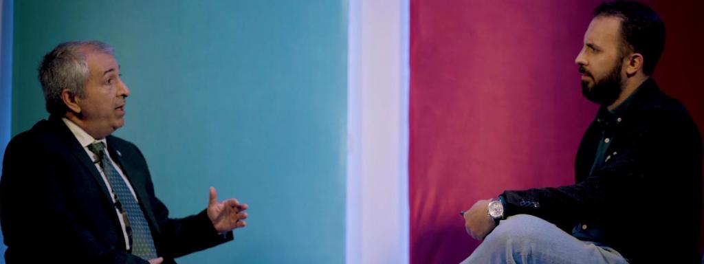 Enrique Ávila, del Estado Mayor de la Defensa del Mando Conjunto del Ciberespacio, junto a Alberto Iglesias (DISRUPTORES - EL ESPAÑOL).