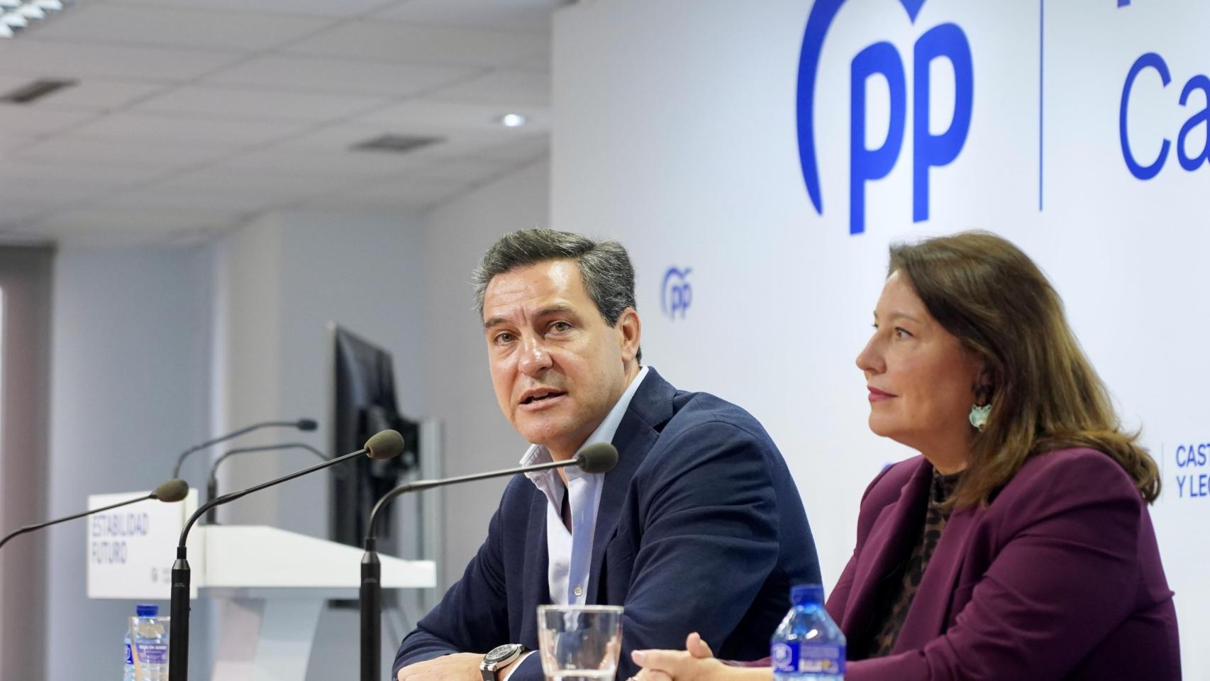 El europarlamentario por Castilla y León, Raúl de la Hoz, y la portavoz adjunta de Agricultura en el Parlamento Europeo, Carmen Crespo, ofrecen una rueda de prensa sobre Europa y la PAC