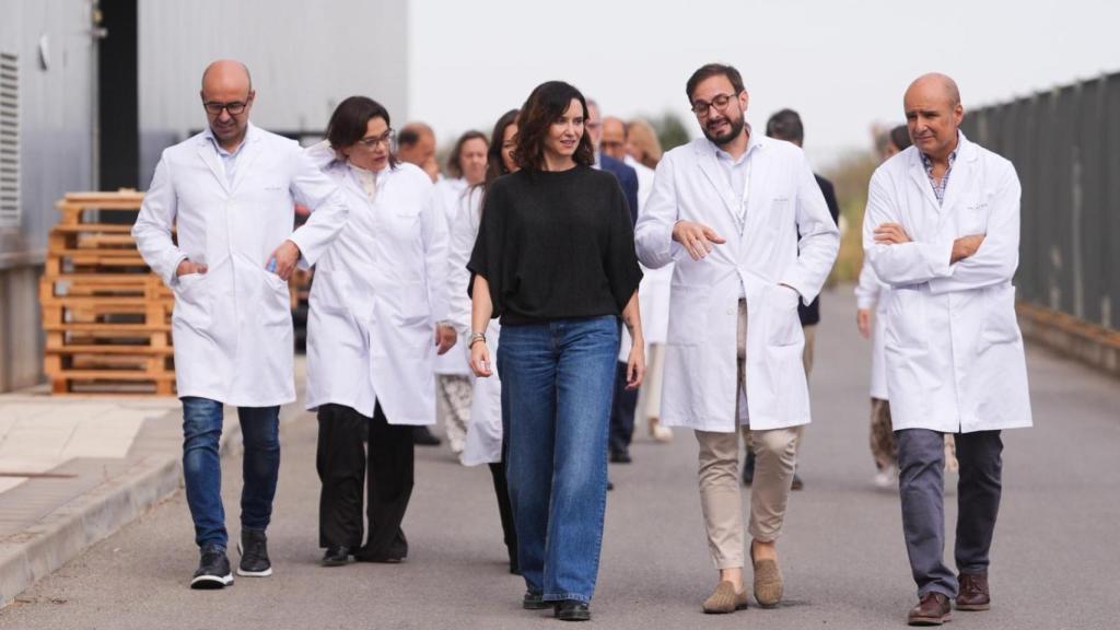 La presidenta de la Comunidad de Madrid, Isabel Díaz Ayuso, en su visita a Valquer.