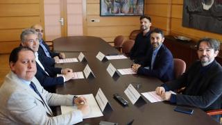 El rector de la UDC, Ricardo Cao, junto con miembros del grupo VARPA como su director, Marcos Ortega, junto a responsables un nuevo proyecto de Inteligencia Artificial (IA) relacionado con la salud.