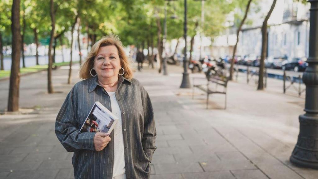 Mº Ángeles López de Celis, caminando por en el Paseo de Colón.