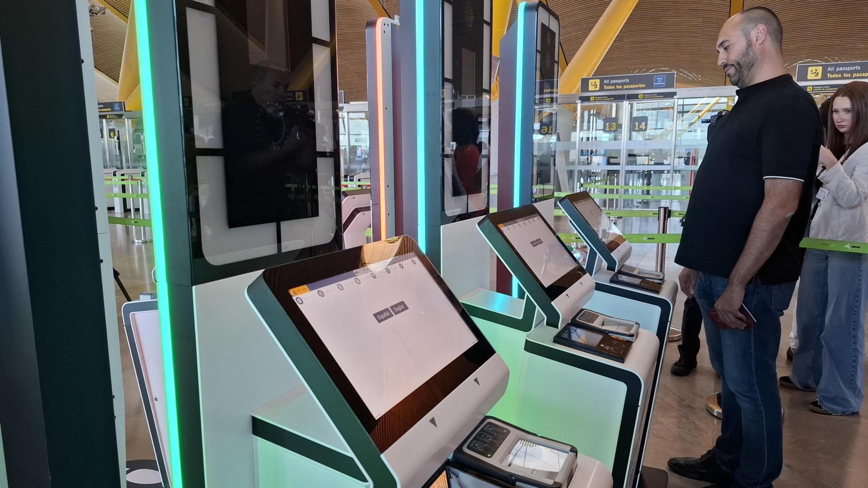 Cabinas en el aeropuerto Adolfo Suárez Madrid-Barajas para el nuevo sistema EES de control de fronteras europeo automatizado.