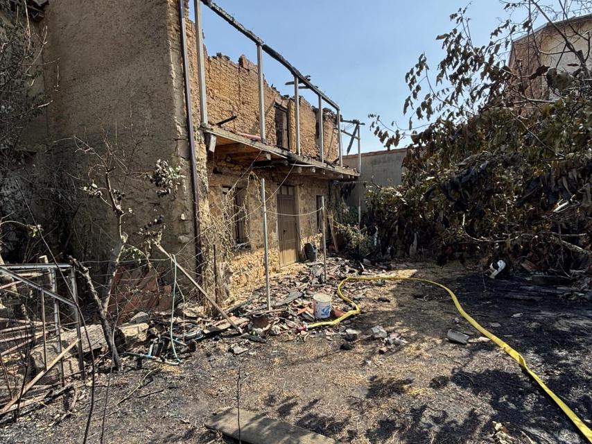 Así quedó la parcela de la casa de Mónica en Cubo de Benavente tras el incendio