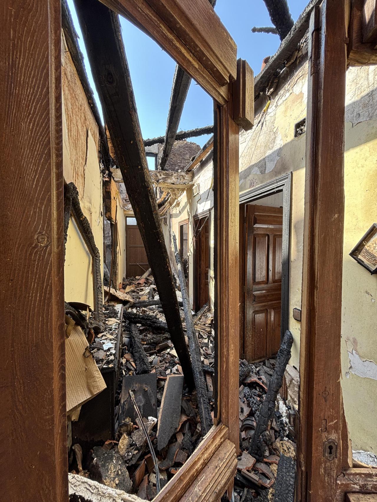 Interior de la vivienda en Cubo de Benavente (Zamora) tras el incendio.