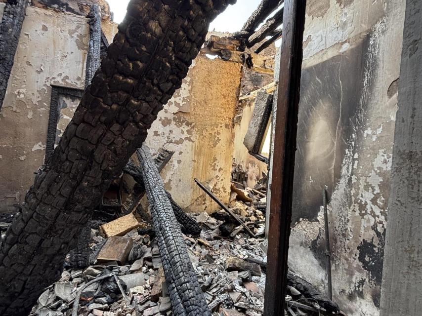 Las grandes vigas de madera hicieron que la casa de Mónica ardiese durante días