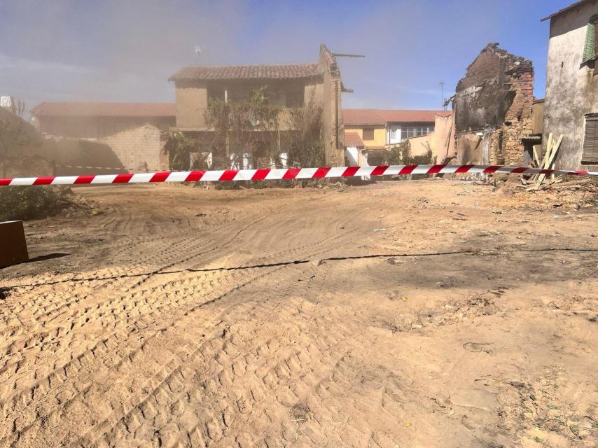 Imagen de la parcela de la casa de Mónica en Cubo de Benavente tras casi finiquitar la demolición