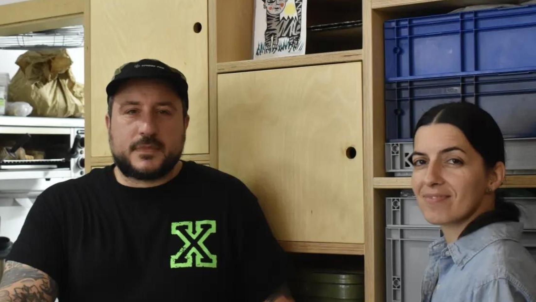 Nacho y Carla, dueños del Black Cat