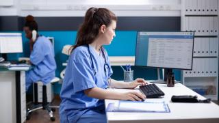 Profesional sanitaria en una imagen de archivo