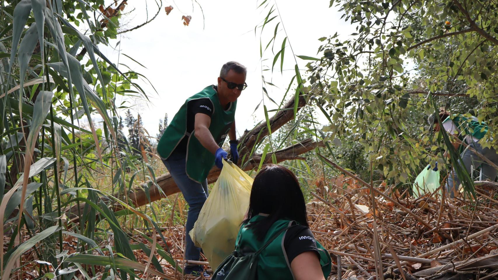 Alumnos y voluntarios de CaixaBank e 'imagin' recogen 172 kilos de residuos junto al río Tajo en Toledo