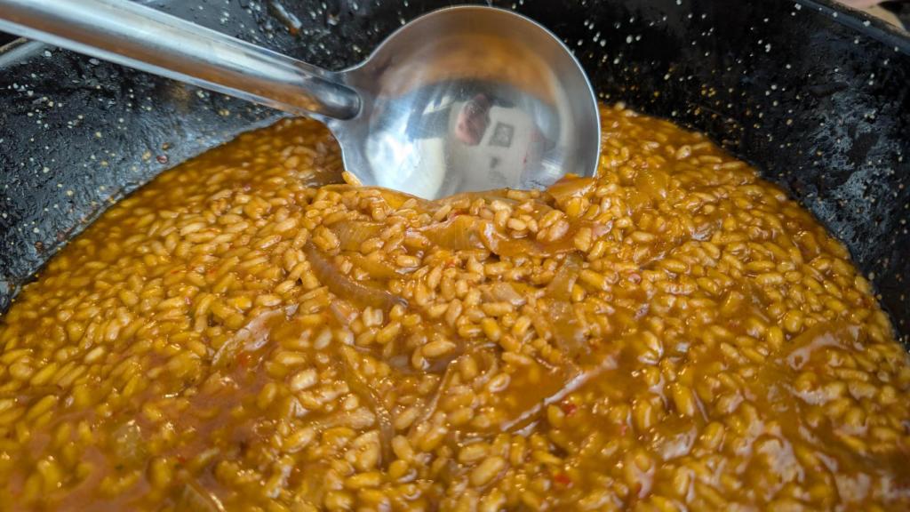 El caldero de arroz con atún y cebolla que preparan en este local de Alicante.