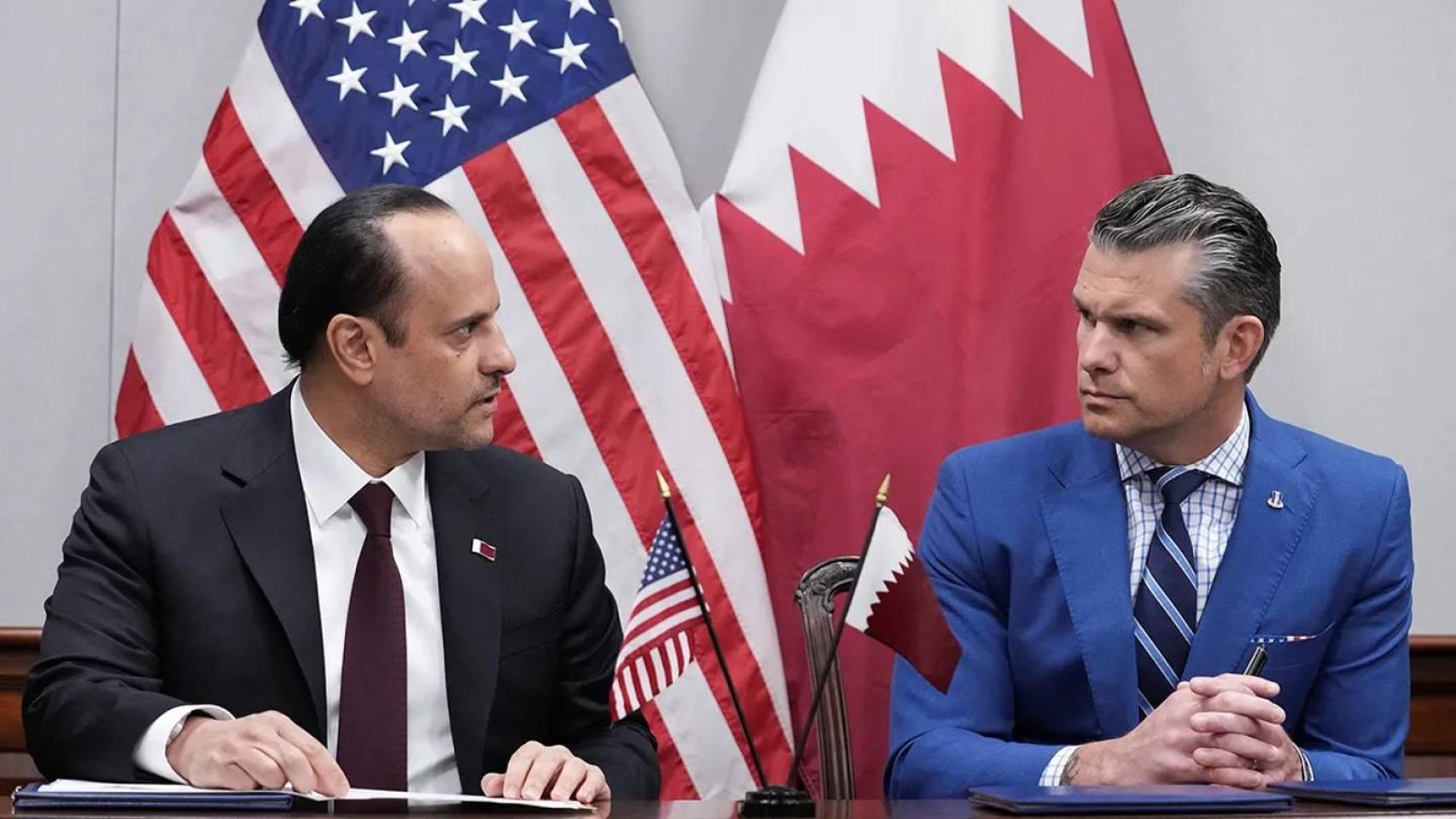 El Secretario de Defensa de Estados Unidos, Pete Hegseth, a la derecha, se reúne con el Viceprimer Ministro y Ministro de Defensa de Catar, jeque Saoud bin Abdulrahman al-Thani, en el Pentágono en Washington, D.C., el 10 de octubre de 2025.