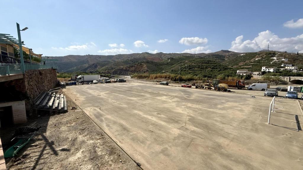 Vista del antiguo campo de fútbol de Benamargosa, ahora en desuso.