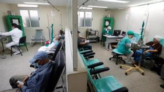 Pacientes de cáncer reciben quimioterapia a principios de 2020.