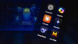 Logos de las buscadores de inteligencia artificial (IA) ChatGPT, Copilot, Claude, Gemini, DeepSeek y Le Chat en la pantalla de un teléfono móvil.