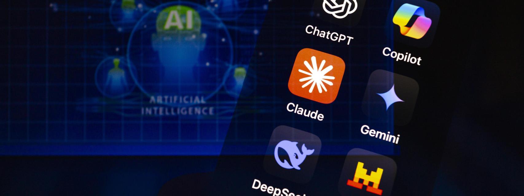 Logos de las buscadores de inteligencia artificial (IA) ChatGPT, Copilot, Claude, Gemini, DeepSeek y Le Chat en la pantalla de un teléfono móvil.