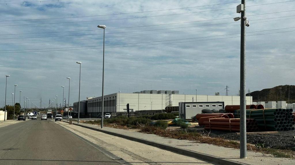 Vista del exterior del centro de datos de AWS a las afueras de El Burgo de Ebro.