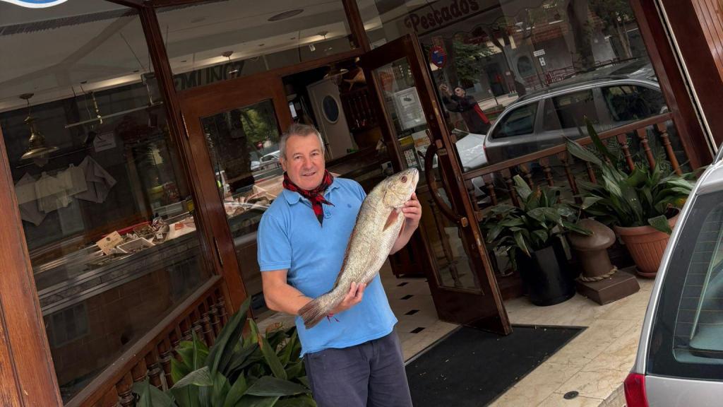 Ángel Muñoz, en su pescadería.