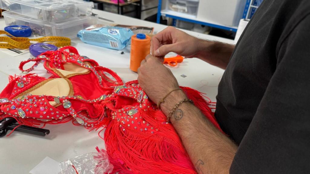 El vestido de Irene Rosales en 'Bailando con las estrellas' recibe los últimos retoques.