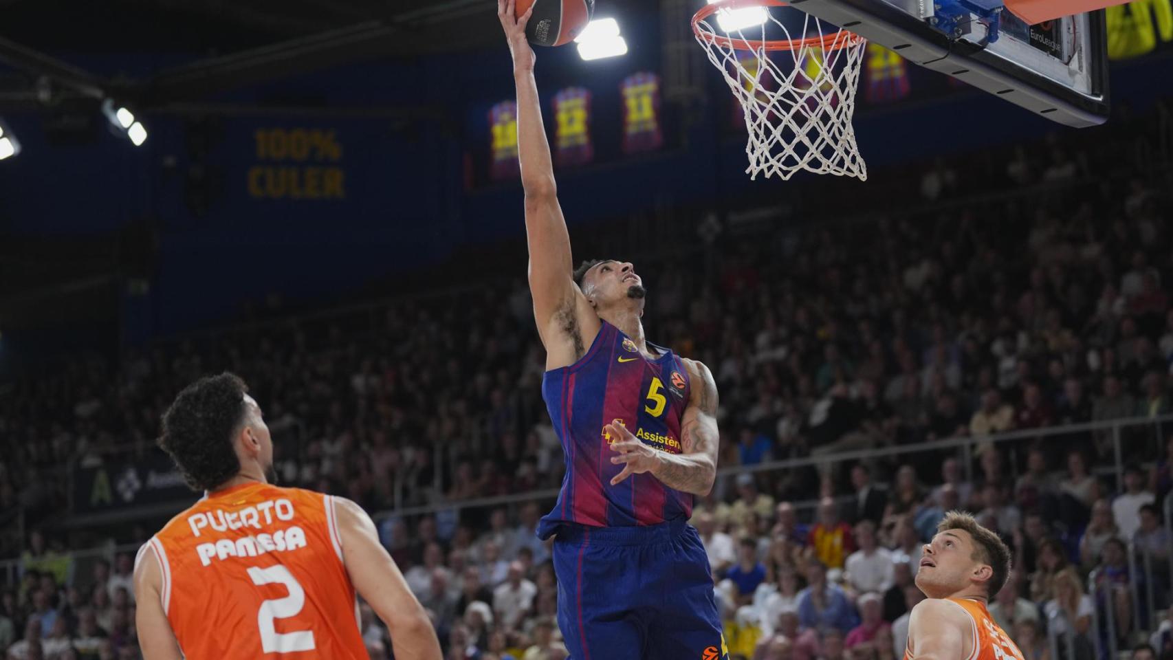 Miles Norris lanza a canasta durante el partido ante el Valencia.