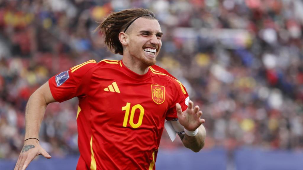 Iker Bravo celebra el gol marcado ante Brasil.