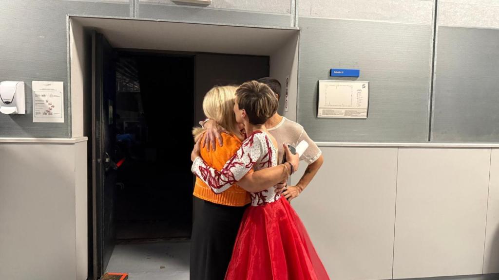 Sara Escudero, arropada por el equipo tras abandonar 'Bailando con las estrellas'.