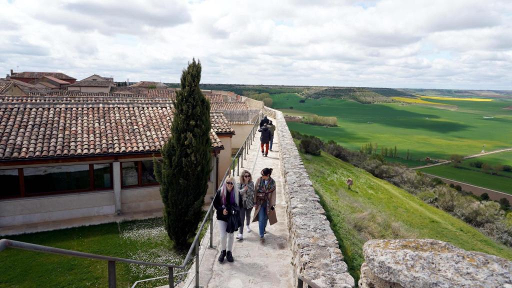 Turistas en la Villa del Libro de Urueña.
