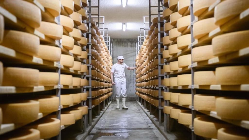 Gabriel Monnet elaborando el mejor queso del mundo.