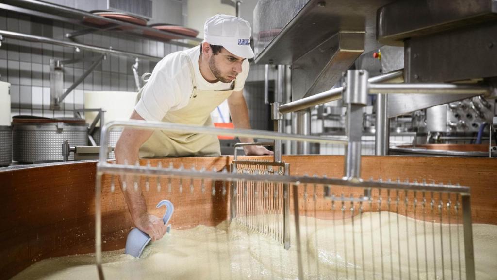 Gabriel Monnet elaborando un queso único.