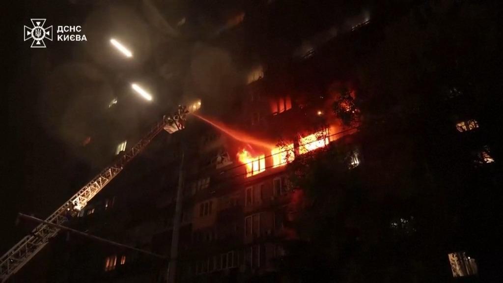 Rusia ataca un edificio residencial y centrales eléctricas en Kiev