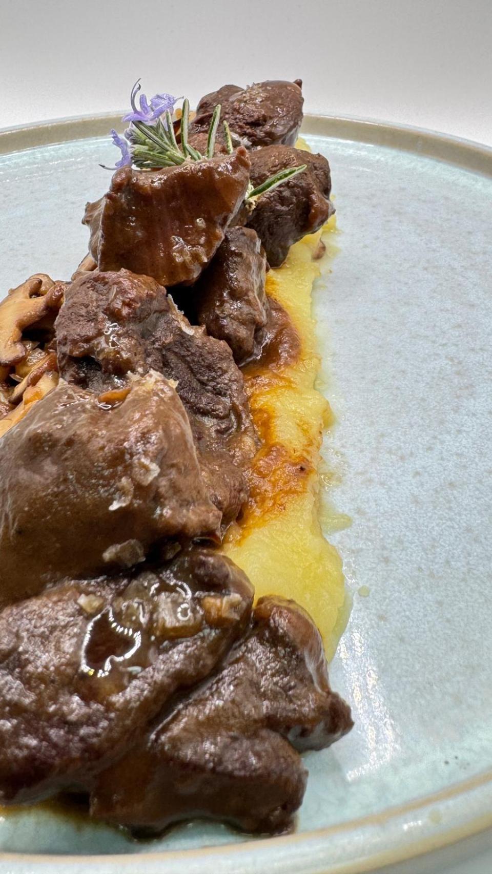 Cinta de lomo de ciervo, castañas caramelizadas en toffe. Láminas de boletus y patatitas asadas al PX.