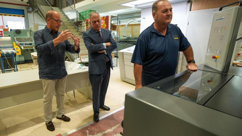 El alcalde de Sevilla, José Luis Sanz, este sábado en las instalaciones de la Imprenta Municipal.