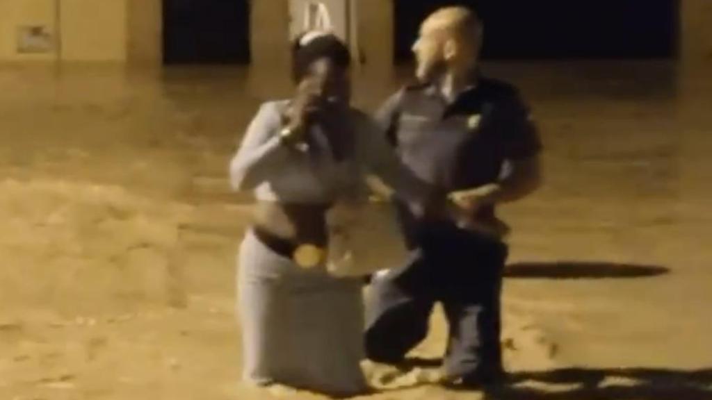 Un guardia civil, la pasada madrugada, rescatando a una mujer que había quedado atrapada en la avenida de El Mirador (San Javier).