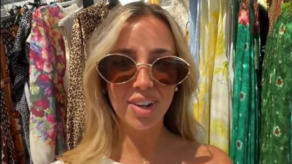 Una turista británica, en el mercadillo de Puerto Banús.