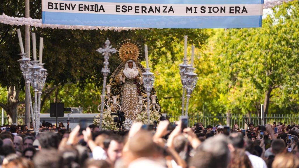 La Esperanza de Triana, en su misión.