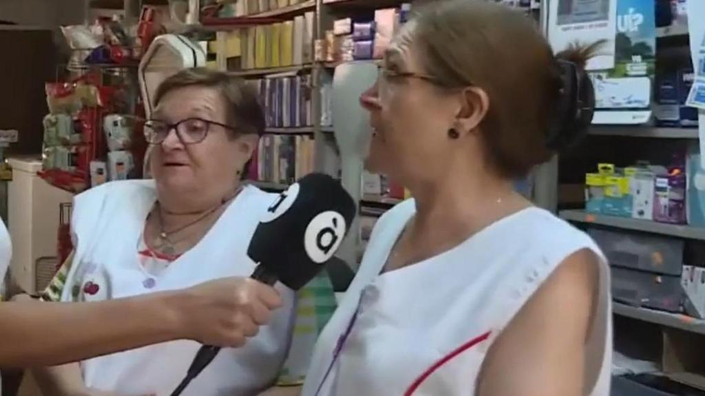 Pili y Carmen, las hermanas que regentan una tienda con 107 años en un pueblo de Castellón. À Punt