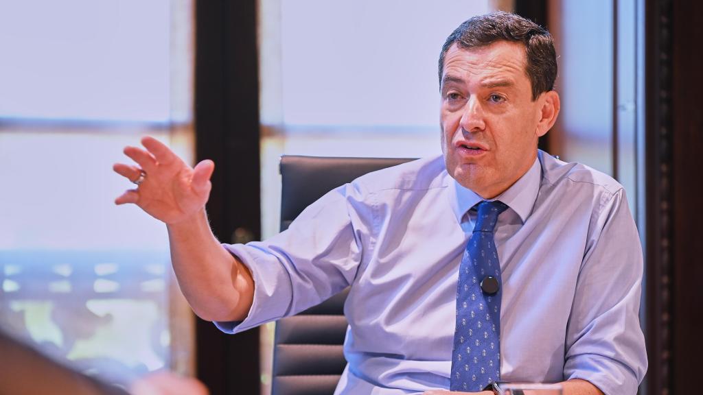 El presidente de la Junta de Andalucía, Juanma Moreno, durante la entrevista.