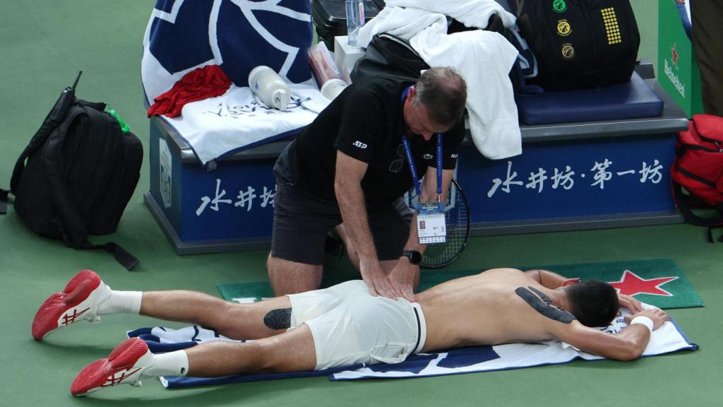 Djokovic, atendido por los fisios durante el partido contra Vacherot.
