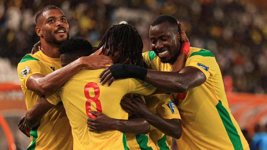 Los futbolistas de la selección de Benín celebran un gol contra Ruanda.