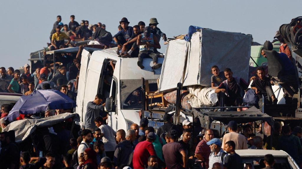 Imagen de la caravana de personas y vehículos que recorre la Franja de Gaza para regresar a sus hogares.