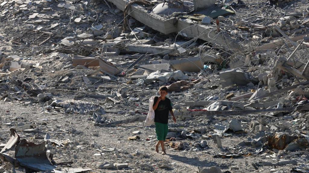 Un niño gazatí camina entre los escombros en Khan Younis, al sur de la Franja de Gaza.