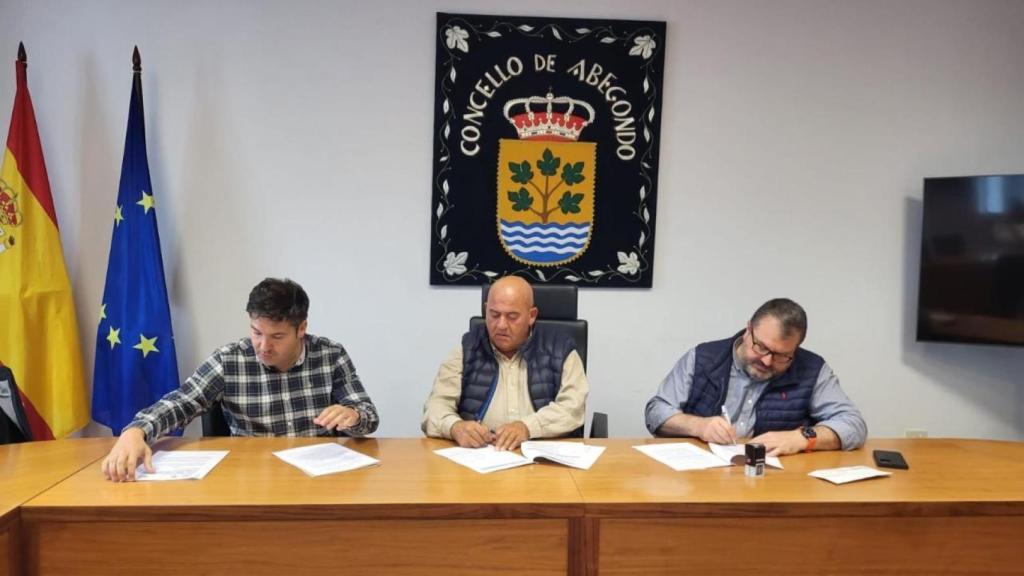 Momento de la firma de la concvesión de la gestión del catamarán eléctrico de las Mariñas Coruñesas