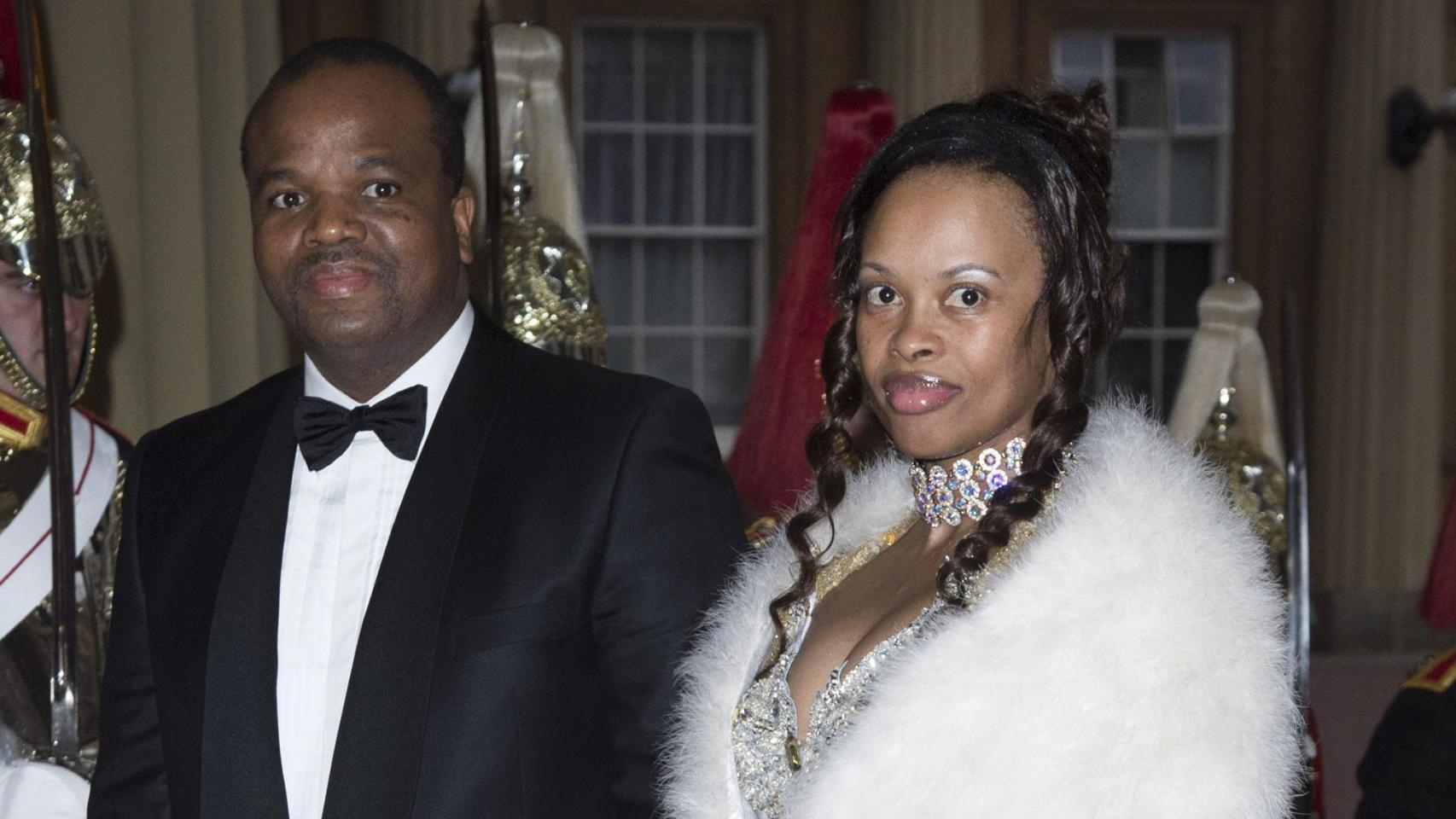 El rey africano Mswati III de Esuatini, con una de sus esposas, Inkhosikati Lambikiza, en la conmemoración del Jubileo de Diamante de la Reina Isabel II de Inglaterra, en 2012.